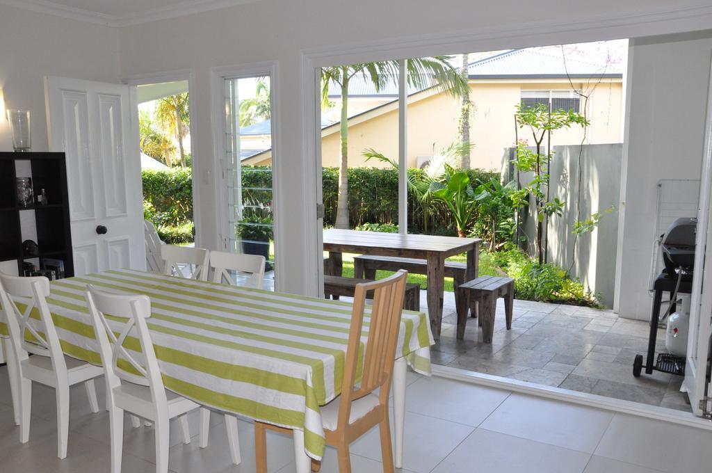 Modern 3 Bedroom Apartment In Traditional Queenslander , Patio, Leafy Yard, Pool Brisbane Luaran gambar
